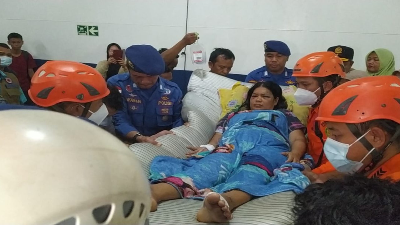 Korban longsor Serasan, Kabupaten Natuna, Kepri, dievakuasi ke rumah sakit di Kabupaten Sambas, Kalimantan Barat. Desi Indrawati (36) merupakan warga asli Pulau Serasan mengalami cidera di bagian panggul. (ANTARA/Humas SAR Pontianak)