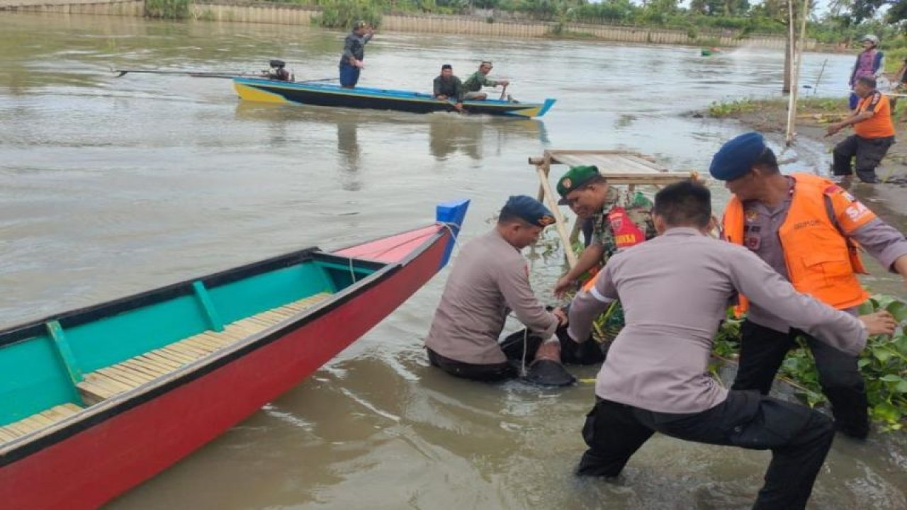Tim SAR Gabungan saat mengevakuasi korban tenggelam asal Wajo di Sungai Wallannae, Sulsel. ANTARA Foto/HO-Humas Tim SAR