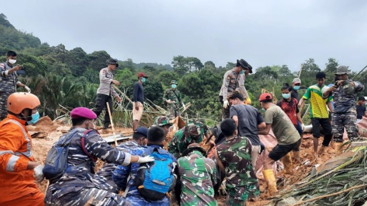 Ilustrasi: Tim SAR Gabungan saat melakukan evakuasi korban bencana banjir di Desa Pamgkalan, Serasan, Kepri beberapa waktu lalu. (ANTARA/Cherman)