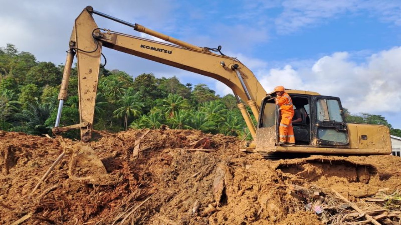 Tim SAR saat melakukan upaya pencarian korban tanah longsor di Serasan, Natuna, Kepri, Selasa (14/3). (ANTARA/HO-Basarnas Natuna)
