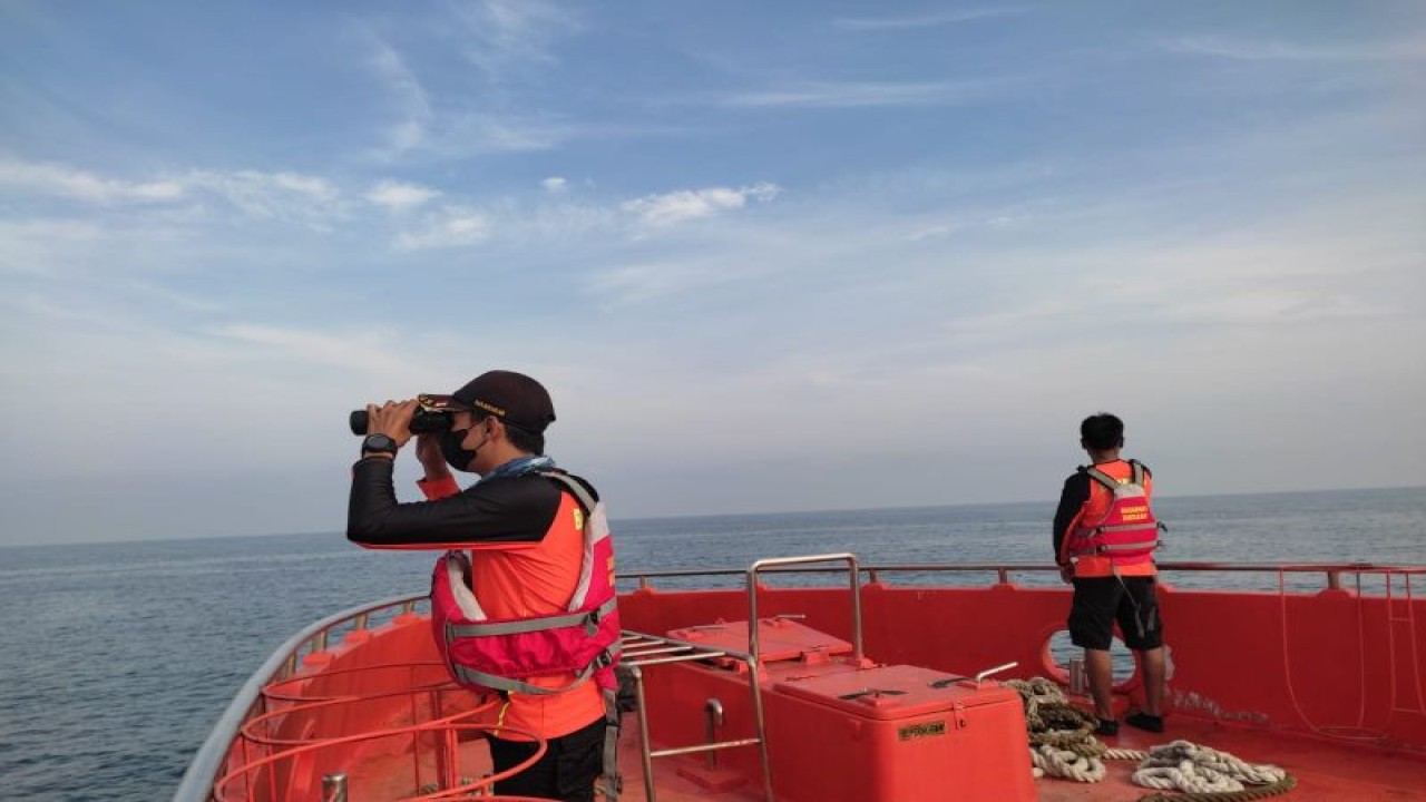 Tim SAR menyisir perairan laut barat Pulau Lombok, NTB, untuk mencari dua orang korban hilang akibat terbakarnya kapal MT Kristin. (ANTARA/HO-Basarnas)