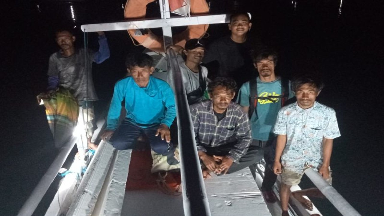 Sebanyak tujuh orang penumpang KM Baruna Jaya dievakuasi oleh Tim SAR gabungan ke Labuhan Dadap, Kabupaten Lombok Timur, Nusa Tenggara Barat, Sabtu (4/3/2023) malam. ANTARA/HO-Basarnas