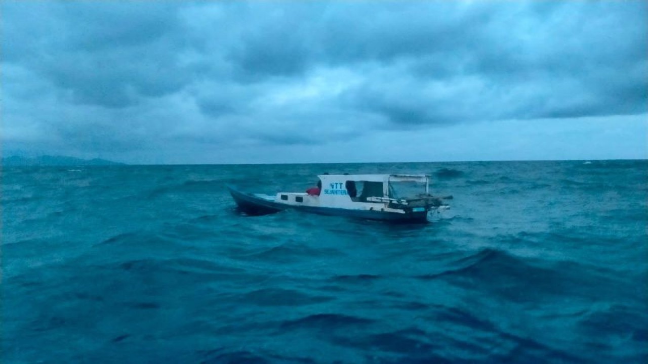 Tim SAR Gabungan berhasil mengevakuasi dengan selamat empat penumpang kapal nelayan bernama NTT Sejahtera dengan rute Maumere-Ndete yang mengalami mati mesin saat mencari ikan di Perairan Kolisia, Sikka, NTT, Kamis (2/3/2023). (ANTARA/HO-Kantor SAR Maumere)