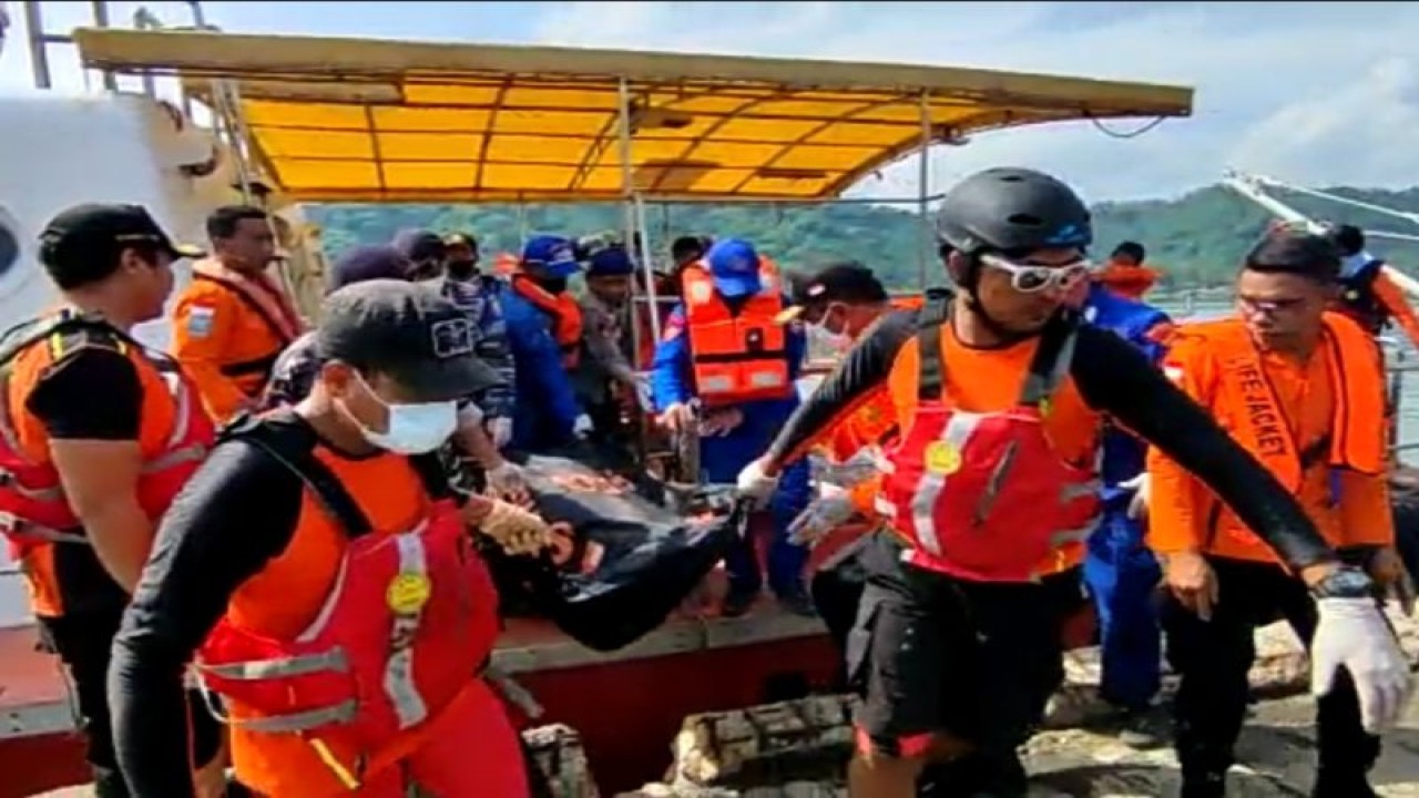 Tim SAR mengevakuasi jenazah korban kebakaran kapal MT Kristin yang ditemukan di perairan laut Jeranjang, Kabupaten Lombok Barat, NTB, Rabu (29/3/2023). ANTARA/HO-Basarnas