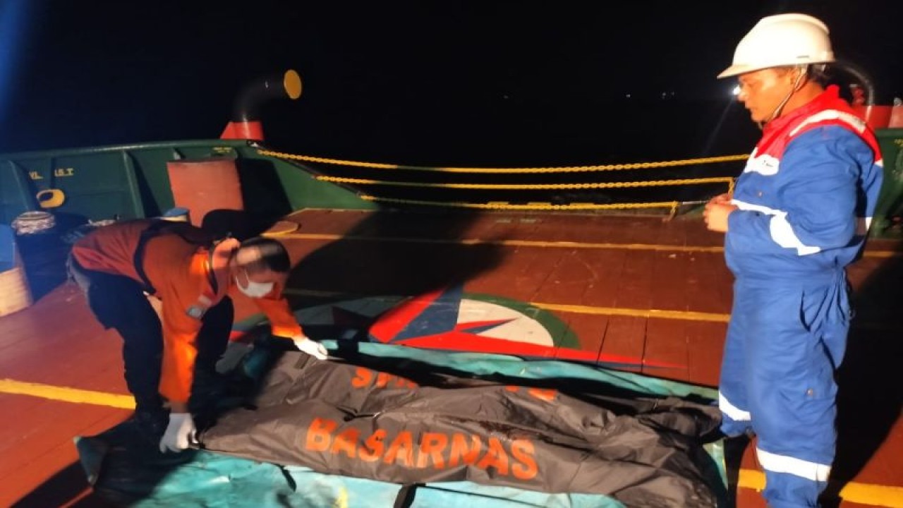 Tim SAR gabungan mengevakuasi satu orang jenazah korban kebakaran kapal MT Kristin di perairan laut barat Pulau Lombok, NTB, Senin (27/3/2023) pukul 04.20 Wita. (ANTARA/HO-Basarnas)