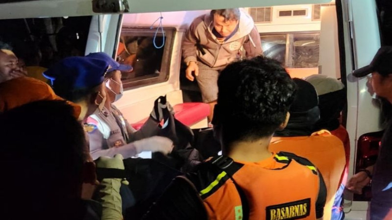 Petugas mengevakuasi korban yang hilang terseret arus ombak di Pantai Manulusu, Kabupaten Garut, Jawa Barat, Senin (6/3/2023) malam. (ANTARA/HO-Basarnas)