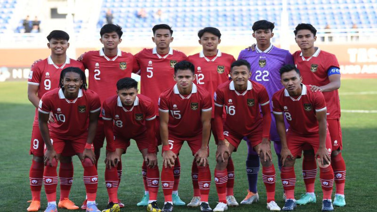 Pemain Timnas U-20 Indonesia berfoto bersama jelang melawan Timnas U-20 Irak dalam kualifikasi Grup A Piala Asia U-20 di Stadion Lokomotiv, Tashkent, Uzbekistan, Rabu (1/3/2023). ANTARA FOTO/Sigid Kurniawan/foc (ANTARA FOTO/SIGID KURNIAWAN)