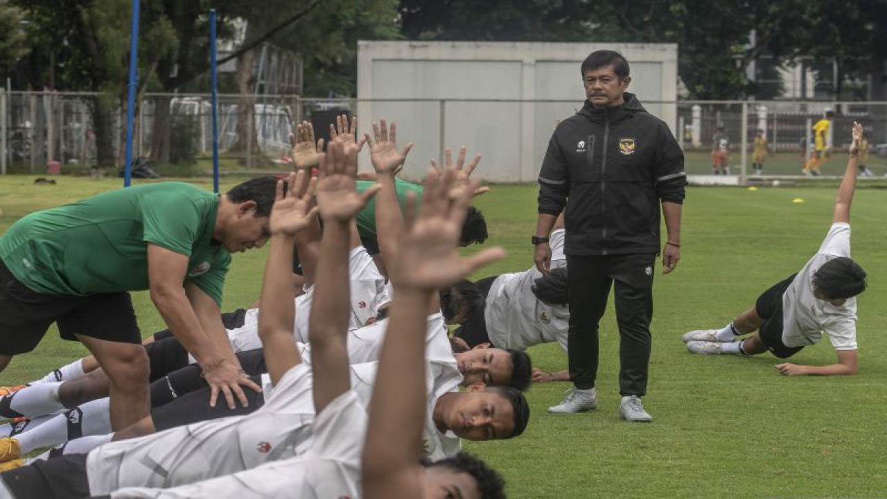 Pelatih Sepak Bola Indra Sjafri memimpin jalannya pemusatan latihan Timnas U-22 di Lapangan A, kawasan Gelora Bung Karno, Jakarta, Kamis (2/3/2023). ANTARA FOTO/Muhammad Adimaja/hp. (ANTARA FOTO/MUHAMMAD ADIMAJA)