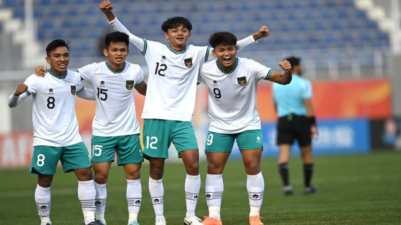 Pemain Timnas U-20 Indonesia Hokky Caraka (kanan) bersama rekan setimnya melakukan selebrasi seusai berhasil mencetak gol ke gawang Timnas U-20 Suriah dalam kualifikasi Grup A Piala Asia U-20 di Stadion Lokomotiv, Tashkent, Uzbekistan, Sabtu (4/3/2023). ANTARA FOTO/Sigid Kurniawan/nz. (ANTARA FOTO/SIGID KURNIAWAN)