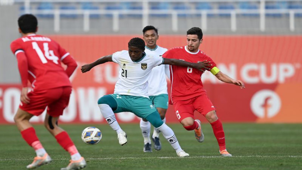 Pemain Timnas U-20 Indonesia Hugo Samir (tengah) berebut bola dengan pemain Timnas U-20 Suriah Malek Janeer (kanan) dalam kualifikasi Grup A Piala Asia U-20 di Stadion Lokomotiv, Tashkent, Uzbekistan, Sabtu (4/3/2023). ANTARA FOTO/Sigid Kurniawan/nz. (ANTARA FOTO/SIGID KURNIAWAN)