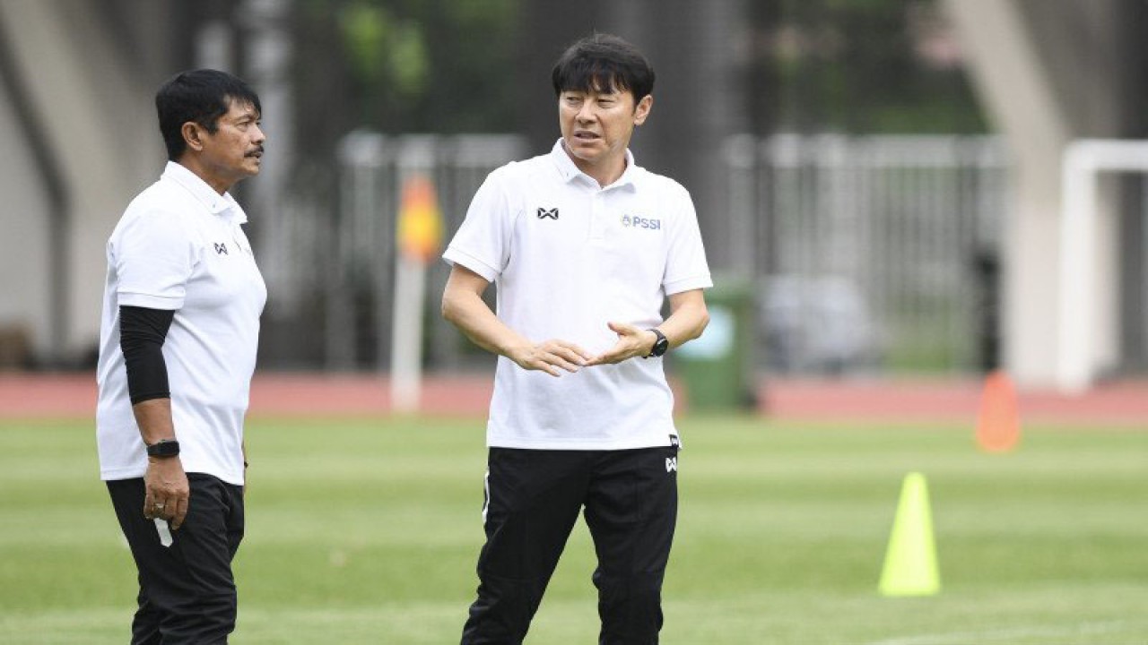 Indra Sjafri berbincang dengan pelatih Timnas Indonesia Shin Tae-yong (kanan) saat seleksi pemain Timnas Indonesia U-19 di Stadion Wibawa Mukti, Cikarang, Bekasi, Jawa Barat, Senin (13/1/2020). . ANTARA FOTO/Hafidz Mubarak A/wsj.