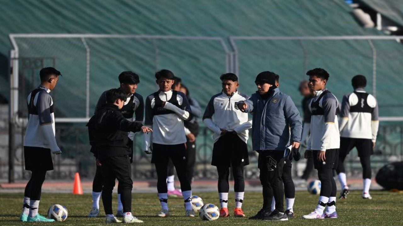 Pelatih Timnas U-20 Indonesia Shin Tae Yong (kedua kanan) memberikan instruksi kepada tim asuhannya saat sesi latihan resmi jelang Piala Asia U-20 di Tashkent State Transport University, Uzbekistan, Selasa (28/2/2023). ANTARA FOTO/Sigid Kurniawan/hp.