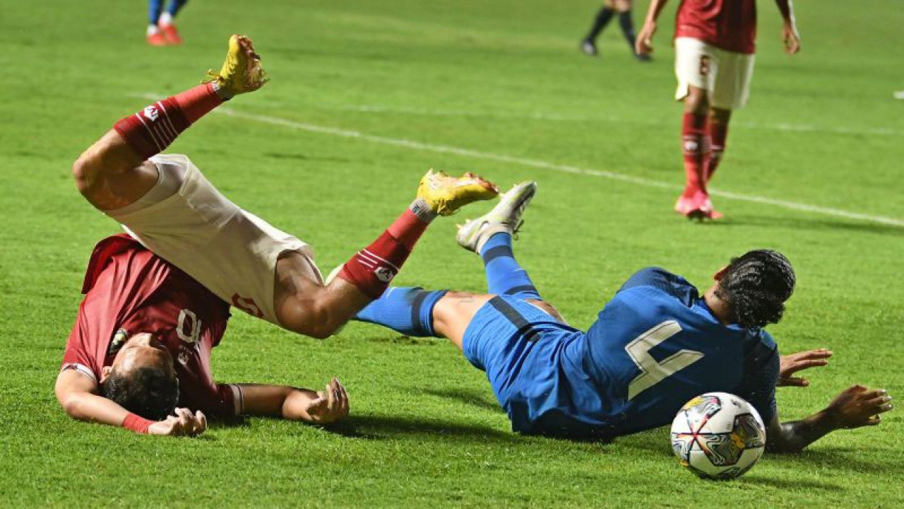 Pesepak bola Tim Nasional Indonesia Egy Maulana Vikri (kiri) terjatuh usai berebut bola dengan pesepak bola Tim Nasional Curacao Shermaine Martina (kanan) dalam pertandingan 'FIFA Match Day' di Stadion Pakansari, Cibinong, Kabupaten Bogor, Jawa Barat, Selasa (27/9/2022). ANTARA FOTO/Aditya Pradana Putra/foc.