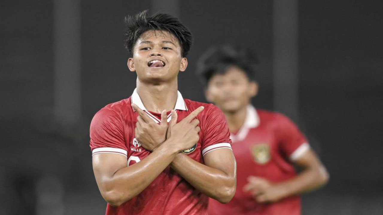 Pesepak bola Tim Nasional Indonesia U-20 Hokky Caraka berselebrasi usai mencetak gol ke gawang Tim Nasional Fiji U-20 dalam pertandingan uji coba internasional U-20 di Stadion Utama Gelora Bung Karno (SUGBK), Senayan, Jakarta, Jumat (17/2/2023). Timnas Indonesia U-20 kalahkan Fiji U-20 dengan skor akhir 4-0. ANTARA FOTO/M Risyal Hidayat/foc.