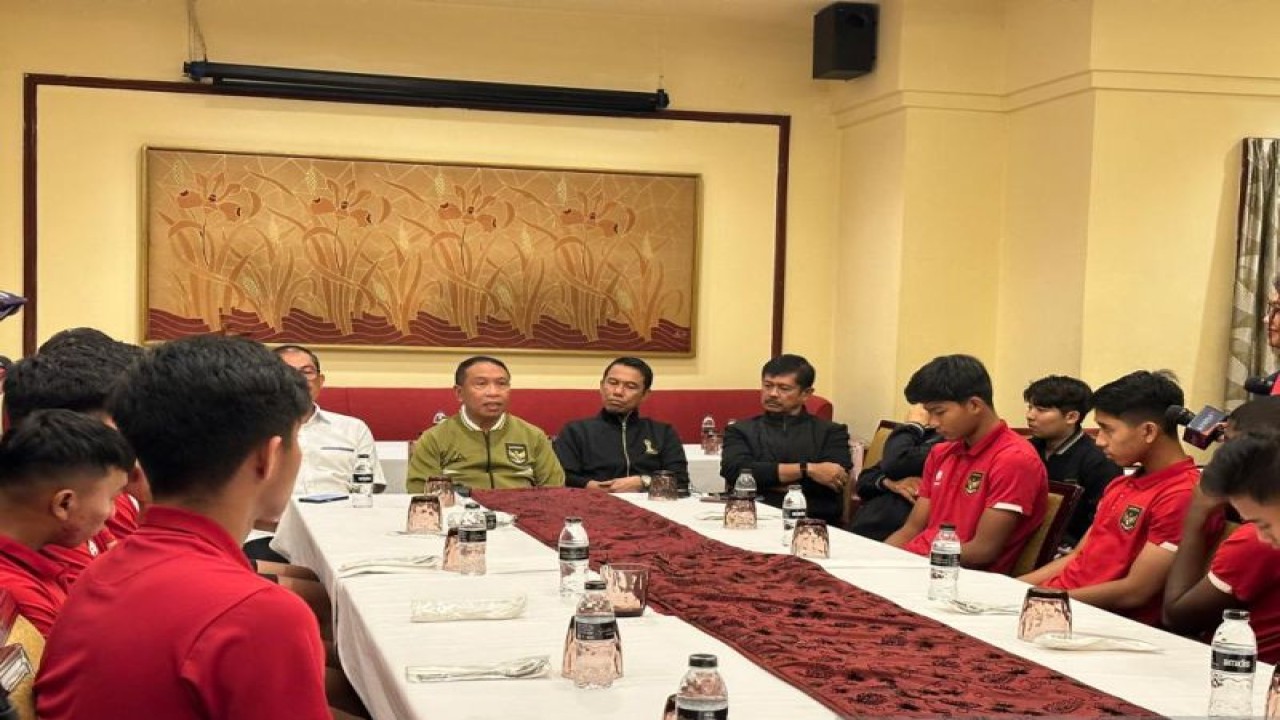 Wakil Ketua Umum PSSI Zainudin Amali menemui para pemain timnas U-20 di Hotel Sultan, Jakarta, Kamis (30/3/2023). (ANTARA/ RIO FEISAL)