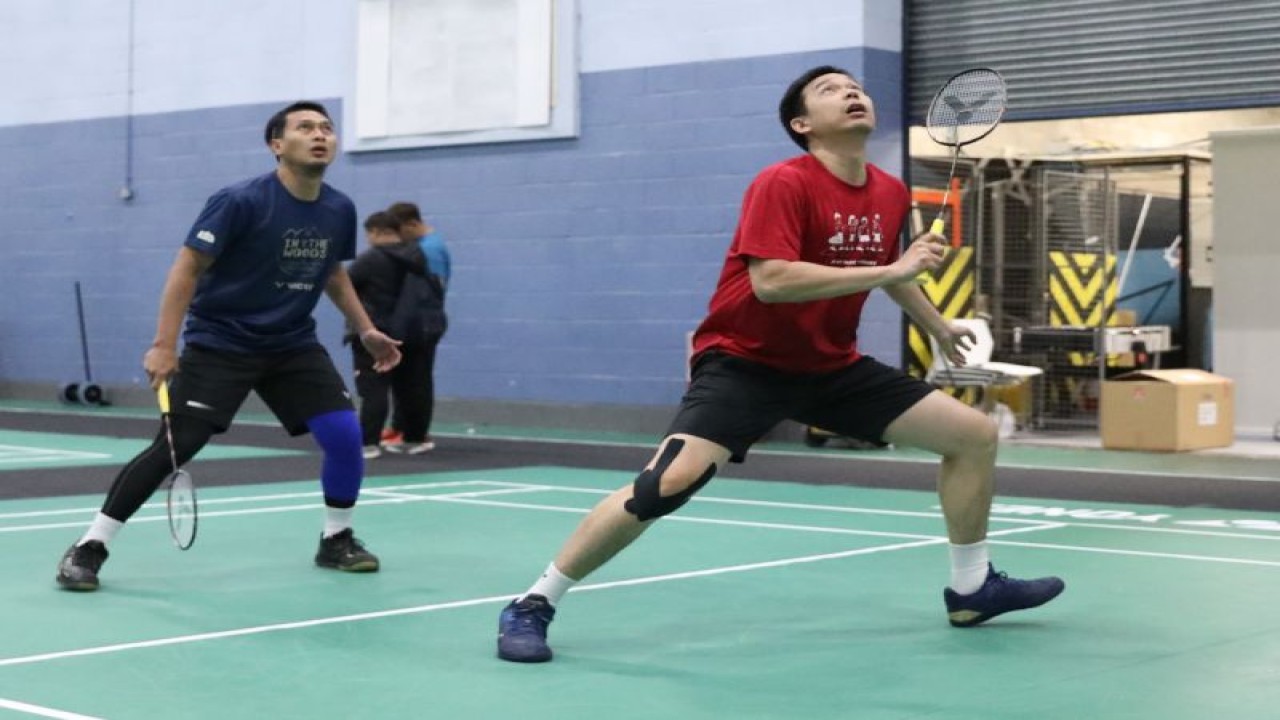 Ganda putra Hendra Setiawan/Mohammad Ahsan saat menjalani latihan perdana All England 2023 di Birmingham, Inggris, Minggu (12/3/2023). (ANTARA/HO-PP PBSI)