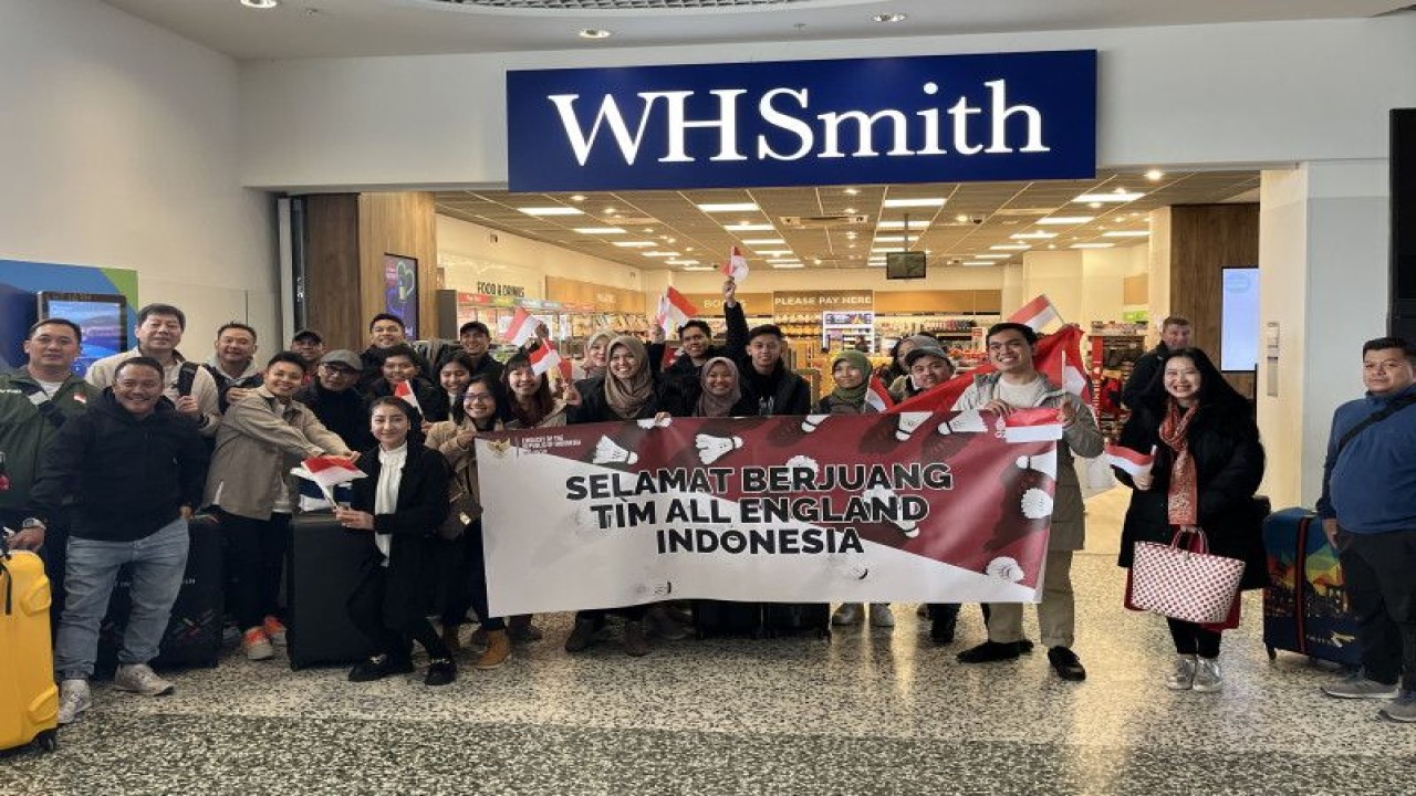 Timnas bulu tangkis Indonesia pada turnamen All England 2023 mendapat sambutan dari meriah dari WNI setibanya di Birmingham, Inggris, Sabtu (11/3/2023). (ANTARA/HO-PP PBSI)