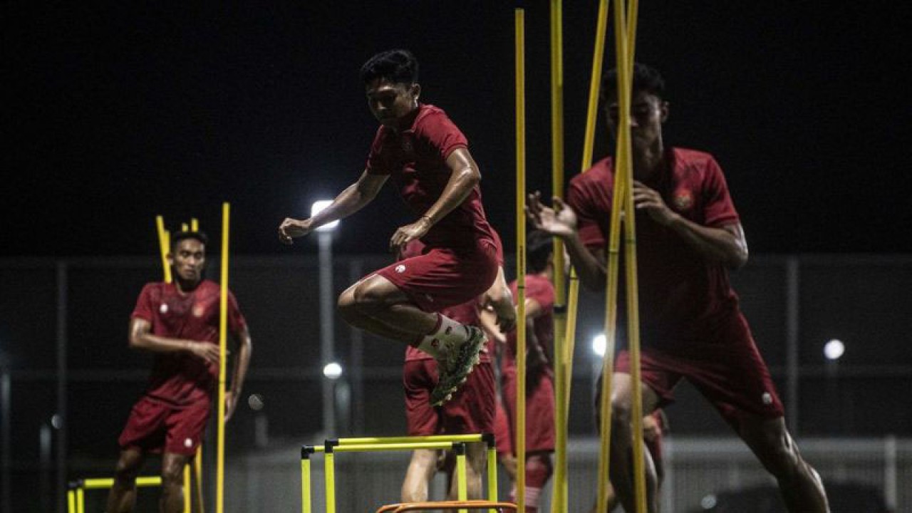 Pemain Timnas Indonesia mengikuti latihan di lapangan latih Jakarta International Stadium (JIS), Jakarta, Kamis (23/3/2023). Latihan tersebut sebagai persiapan Timnas Indonesia jelang pertandingan melawan Timnas Burundi dalam FIFA Matchday di Stadion Patriot Candrabhaga, Bekasi, pada Sabtu (25/3) dan Selasa (28/3). ANTARA FOTO/Aprillio Akbar/tom.