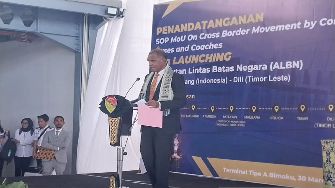 Direktur Jenderal Transportasi dan Komunikasi Timor Leste Constantino Ferreira Suarez memberikan sambutan dalam kegiatan peluncuran layanan bus Angkutan Lintas Batas Negara (ALBN) Kupang-Dili di Kupang, Kamis (30/3/2023). (ANTARA/Aloysius Lewokeda)