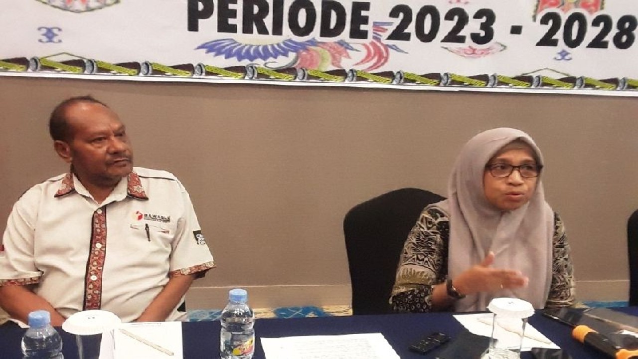 Sekretaris Timsel Bawaslu Provinsi Papua Latifah Anum Siregar didampingi Sekretaris Bawaslu Kabupaten Biak saat sosialisasi pendaftaran anggota Bawaslu Provinsi Papua periode 2023-2028 di Biak. ANTARA/Muhsidin