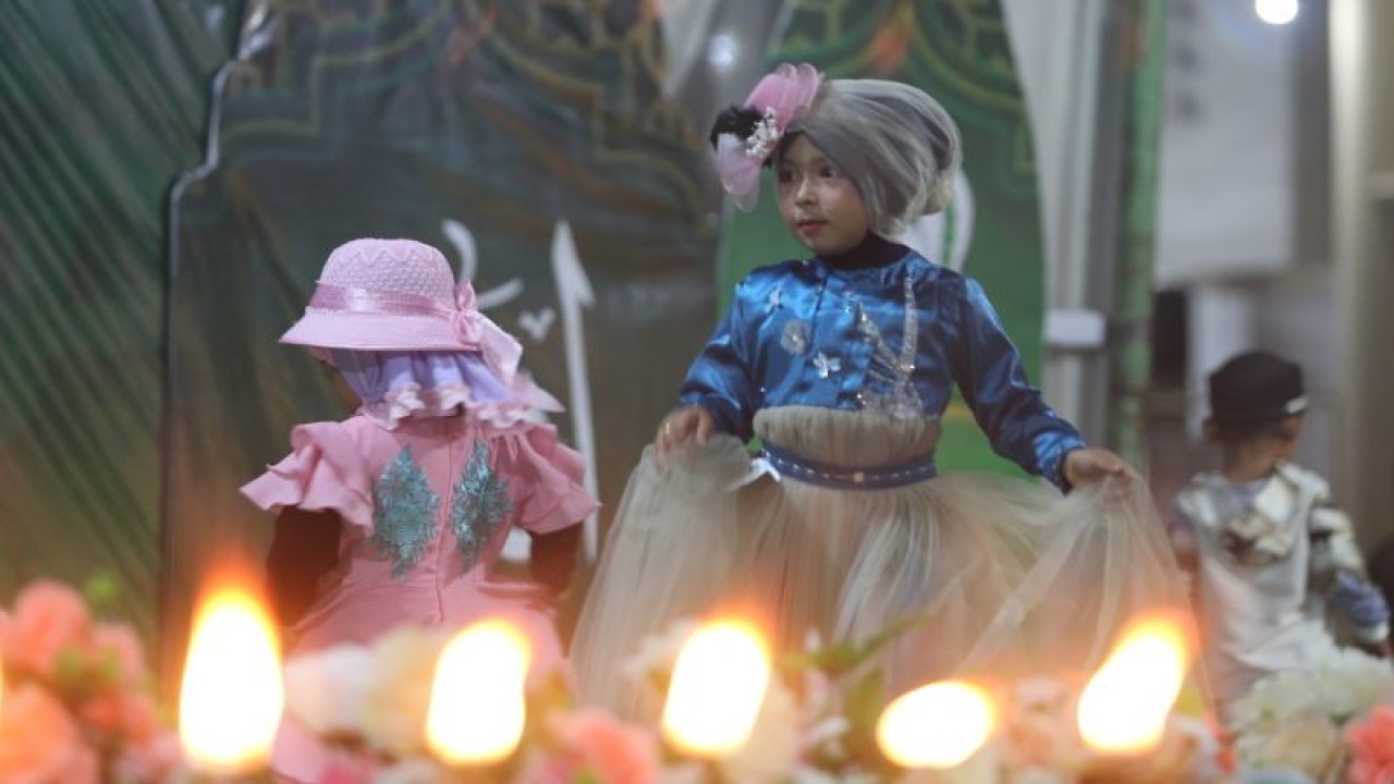 Sejumlah anak menampilkan busana dalam peragaan busana muslim anak di Desa Meureubo, Kecamatan Meureubo, Aceh Barat, Aceh, Rabu (8/3/2023). (ANTARA FOTO/SYIFA YULINNAS)