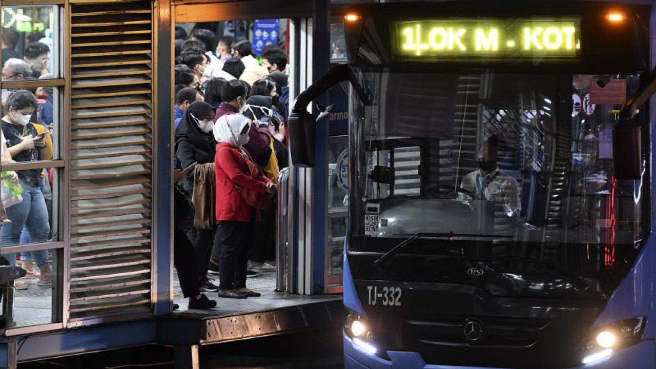Sejumlah calon penumpang menunggu bus Transjakarta di Halte Harmoni Transjakarta, Senin (10/10/2022). ANTARA FOTO/M Risyal Hidayat