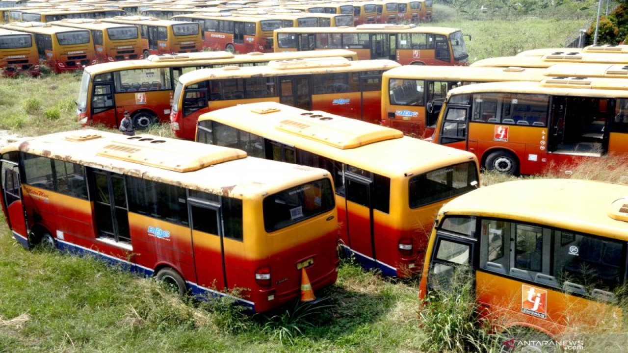 Arsip Foto - Sejumlah bus TransJakarta yang sudah tidak digunakan lagi diparkir di lahan kosong di Dramaga, Kabupaten Bogor, Jawa Barat, Kamis (25/7/2019). Kurang lebih 300 bus Transjakarta dengan kondisi tak terawat diparkir di lahan kosong sejak 2018. ANTARA FOTO/Yulius Satria Wijaya/pras.