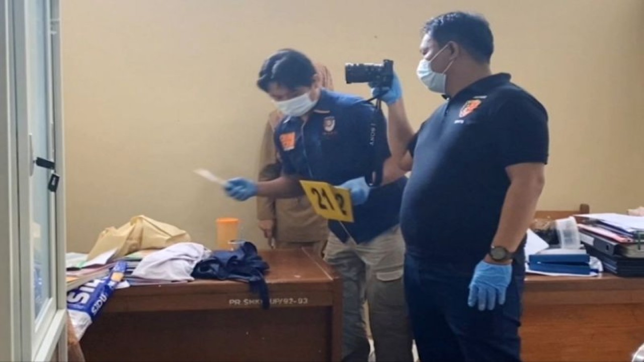 Tim Inafis Polrestabes Makassar melakukan olah Tempat Kejadian Perkara (TKP) di SMKN 8 usai dibobol maling di Makassar,  Sulawesi Selatan, Selasa (21/3/2023). ANTARA/HO-Polrestabes Makassar