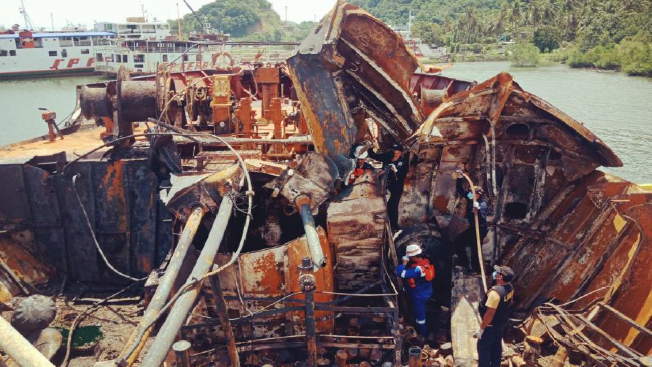 Arsip foto-Aktivitas tim labfor bersama satgas dari Pertamina melakukan olah TKP kebakaran di bagian geladak depan kapal tanker MT Kristin Surabaya di Dermaga Gili Mas, Pelabuhan Lembar, Lombok Barat, NTB, Selasa (28/3/2023). (ANTARA/HO-Polda NTB)