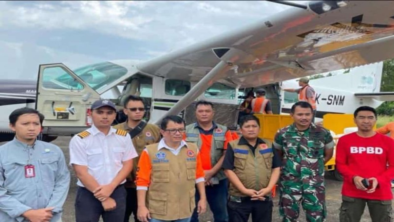 Pihak BPBD Sulsel dan BNPB pada sesi terakhir atau penutupan Teknologi Modifikasi Cuaca (TMC) di Sulawesi Selatan guna mengurangi potensi bencana hidrometeorologi dari Makassar, Minggu (22/01/2023). ANTARA Foto/HO-Humas Pemprov Sulsel