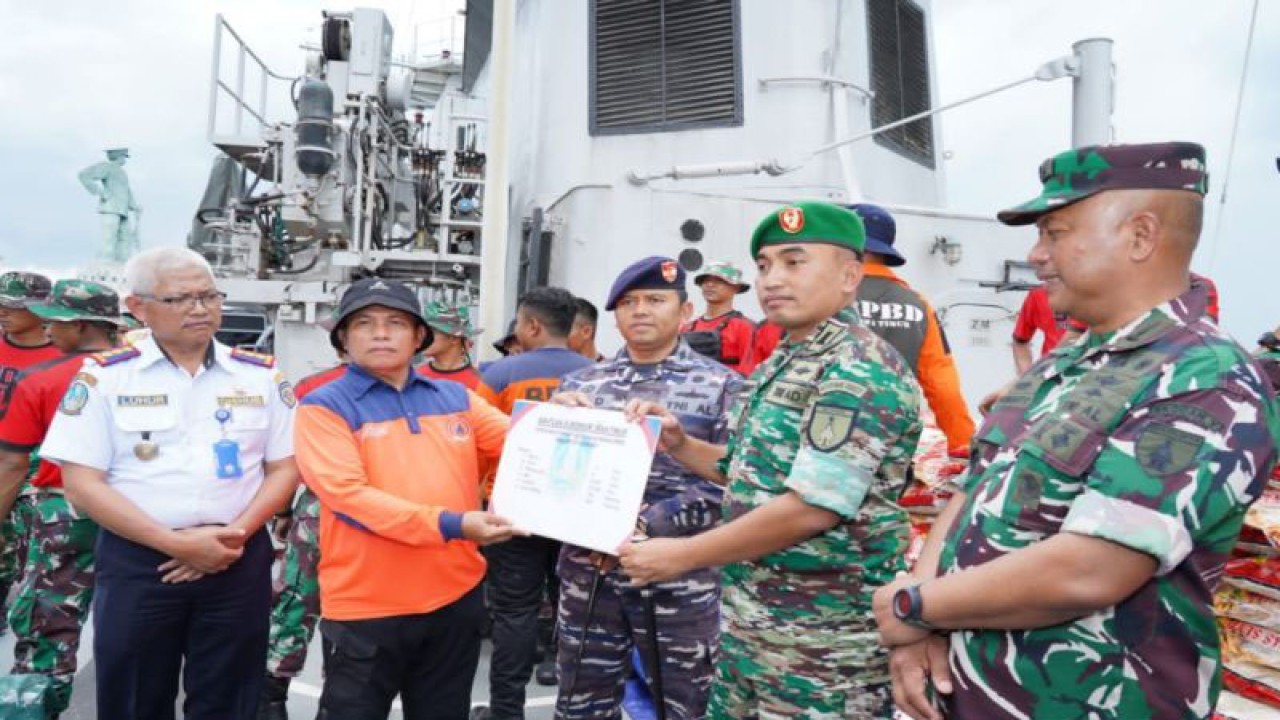 BPBD Pemprov jatim menyerahkan bantuan sembako secara simbolis kepada TNI untuk diserahkan kepada masyarakat Kepulauan Masalembo, Sumenep yang mengalami krisis pangan akibat cuaca buruk. (ANTARA/HO-Kodim Sumenep)