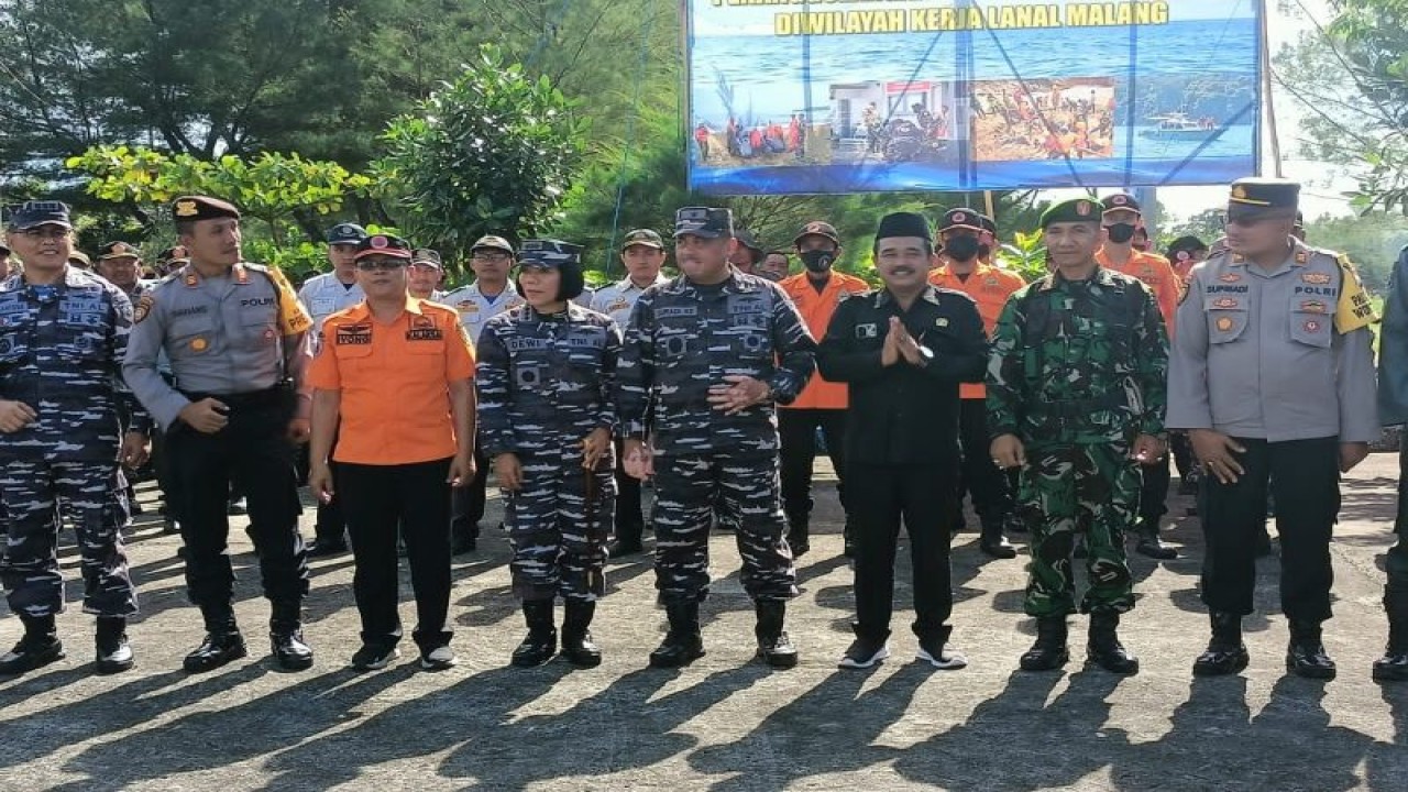 Kepala Dinas Potensi Maritim TNI Angkatan Laut (Kadispotmaral) Laksma TNI Suradi Agung dan sejumlah jajarannya serta BPBD Kabupaten Blitar dalam acara pelatihan penanggulangan bencana bersama di Desa Tambakrejo, Kabupaten Blitar, Jawa Timur, Rabu (8/3/2023). FOTO ANTARA/ HO-BPBD Kabupaten Blitar