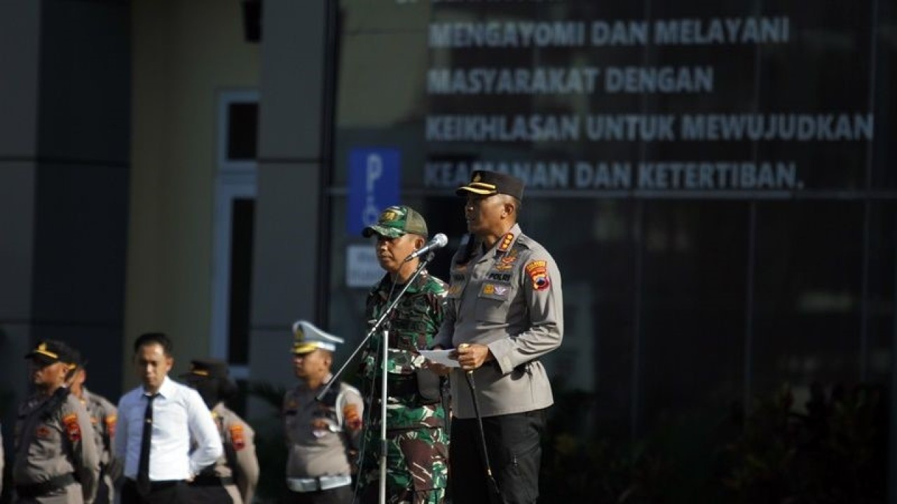 Kepala Polresta Surakarta Kombes Pol Iwan Saktiad (kanan) didampingi Komandan Kodim 0735/Surakarta Letkol Inf Devy Kristiono (kiri) saat memimpin Apel Bersama Sinergitas TNI Polri di halaman Mapolresta Surakarta, Jawa Tengah, Selasa (7/3/2023). ANTARA/Bambang Dwi Marwoto.