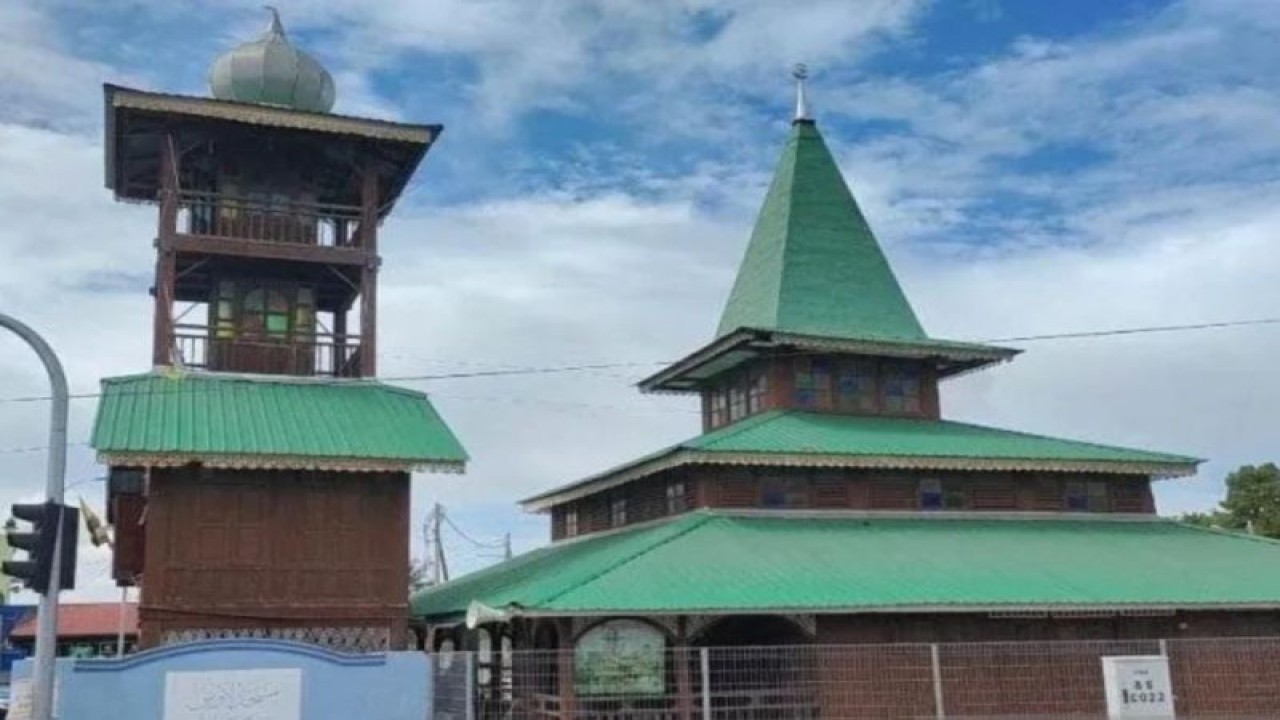 Masjid Tinggi di Bagan Serai Distrik Kerian, Negeri Perak, Malaysia yang dibangun orang Banjar, Kalimantan Selatan. (ANTARA/Hasan Z)