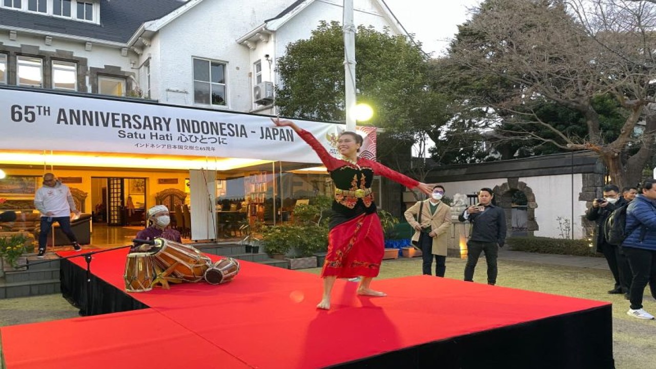 Penampilan Tari Jaipong pada acara Carbo Loading menjelang Tokyo Marathon 2023 di Wisma Duta, Tokyo, Jumat (3/3/2023)