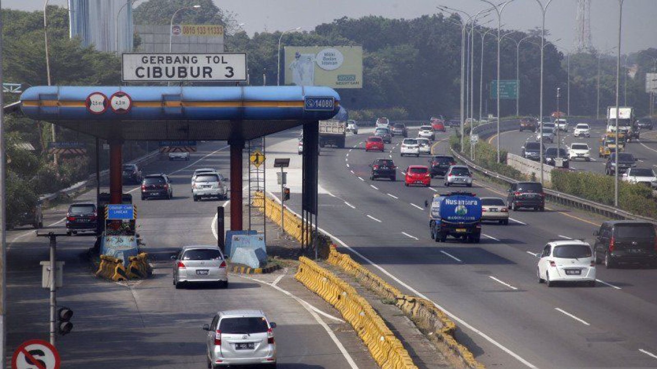 Ilustrasi - Sejumlah kendaraan melintas di ruas jalan tol Jagorawi, Cibubur, Jakarta Timur. ANTARA FOTO/Yulius Satria Wijaya/foc.
