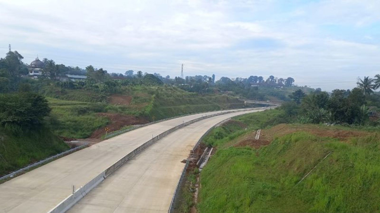 Jalan Tol Bocimi Seksi 2 yang sudah siap dioperasionalkan pada musim mudik Lebaran dan libur Idul Fitri 1444 Hijriah. ANTARA/Aditya Rohman