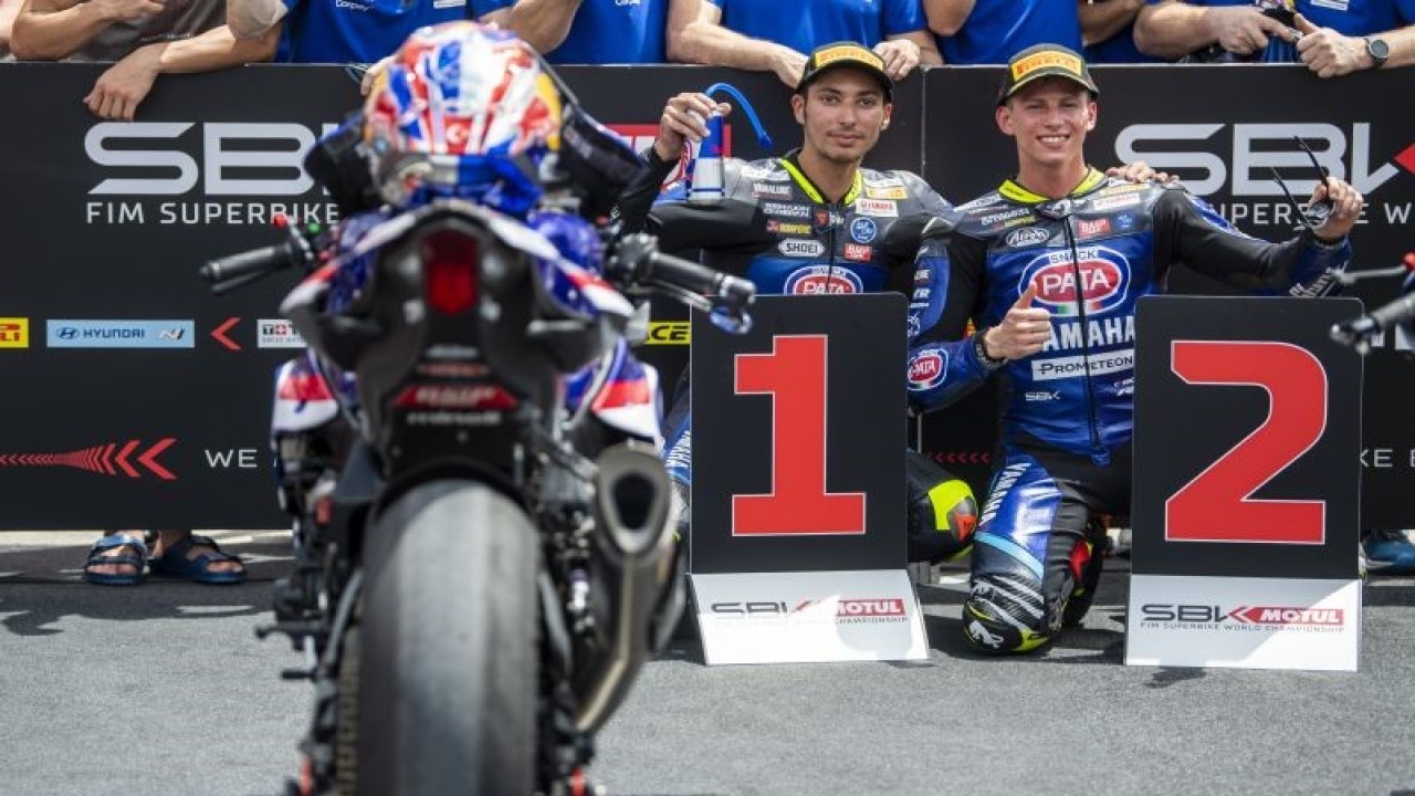 Arsip - Pebalap Pata Yamaha Prometeon WorldSBK Toprak Razgatlioglu (kiri) didampingi Andrea Locatelli (kanan) foto bersama seusai menyelesaikan sesi balapan WSBK Superpole di Pertamina Mandalika International Street Circuit di KEK Mandalika, Desa Kuta, Kecamatan Pujut, Praya, Lombok Tengah, NTB, Sabtu (4/3/2023). ANTARA FOTO/M Agung Rajasa/foc.