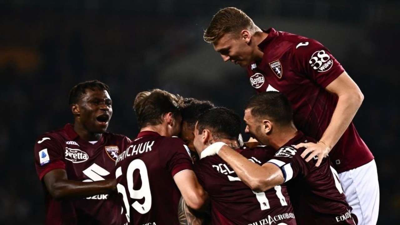 Arsip - Para pemani Torino merayakan gol yang diciptakan bek asal Pantai Gading Koffi Djidji (tidak tampak) saat pertandingan Serie A football kontra AC Milan di Grande Torino Stadium, Turin, pada 30 Oktober 2022. (Photo by MARCO BERTORELLO / AFP) (AFP/MARCO BERTORELLO)
