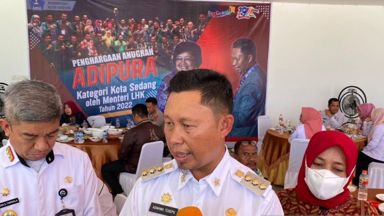 Pj Wali Kota Kendari Asmawa Tosepu (tengah) saat diwawancarai. (Antara/La Ode Muh Deden Saputra)