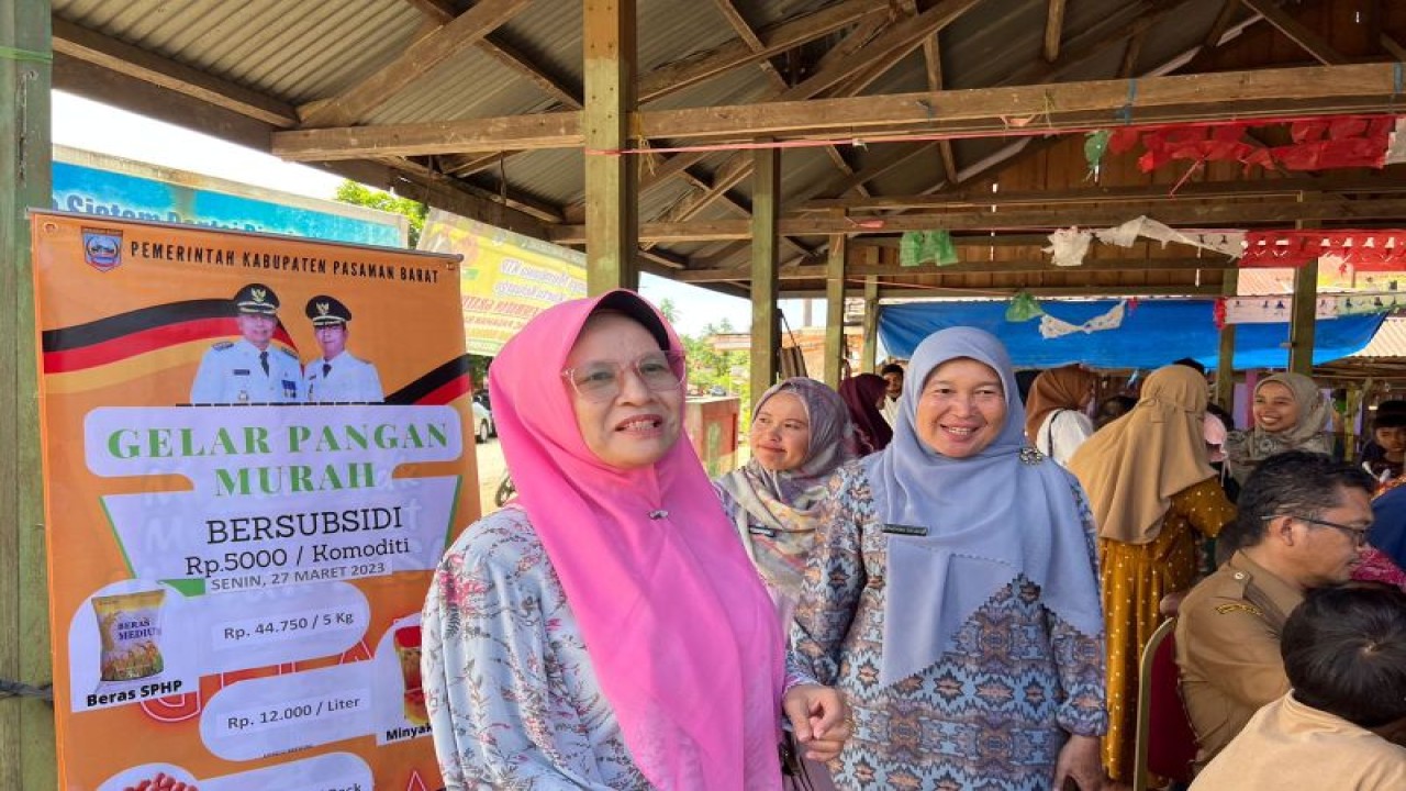 Ketua TP PKK Pasaman Barat Titi Hamsuardi bersama Kepala Dinas Ketahanan Pangan Kabupaten Pasaman Barat Ekadiana Oktavia saat meninjau pelaksanaan gelar pangan murah bersubsidi di Sungai Aur.