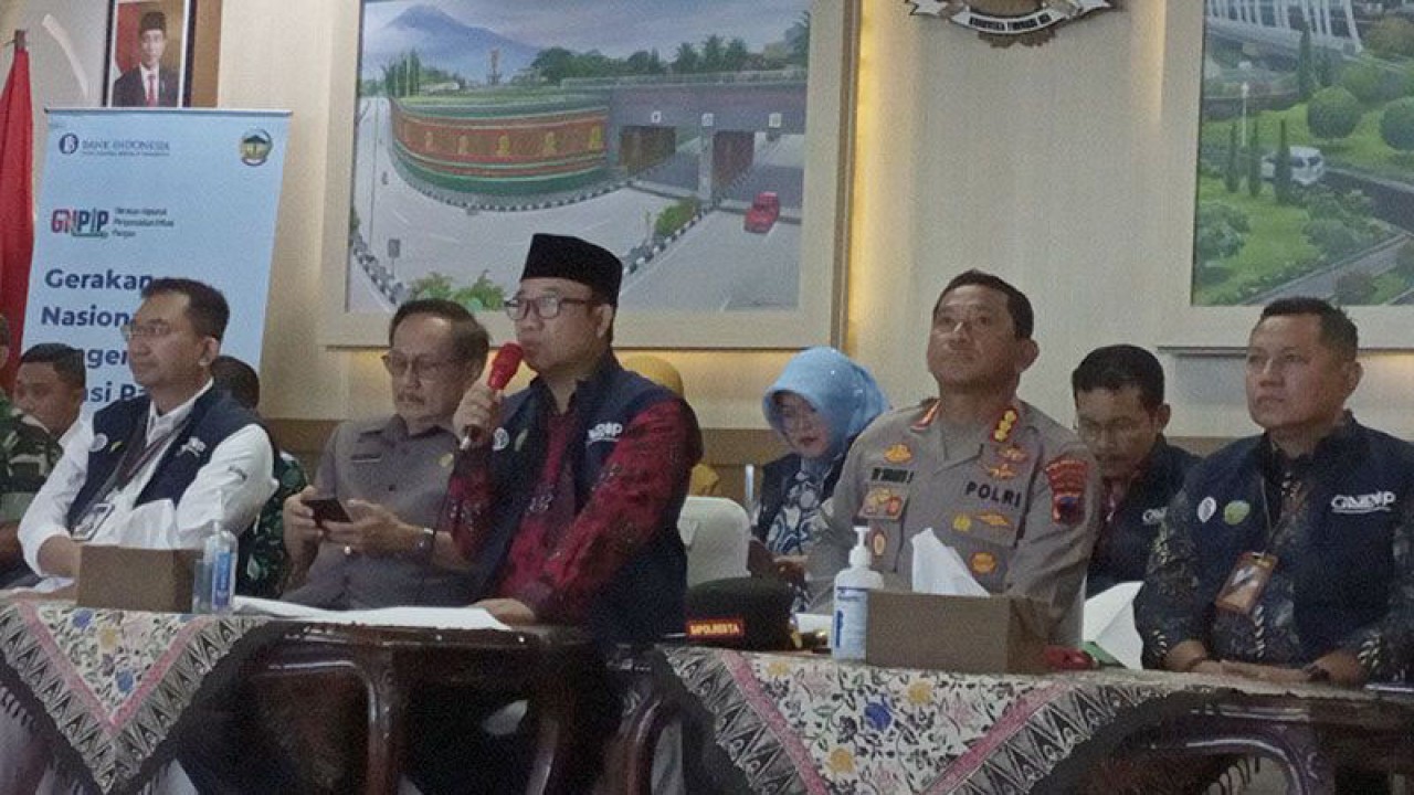 Bupati Banyumas Achmad Husein (pegang mikrofon) pada acara konferensi pers "Kesiapan TPID Banyumas Menjelang Lebaran 2023" di Graha Satria, Purwokerto, Kabupaten Banyumas, Selasa (28/3/2023). ANTARA/Sumarwoto