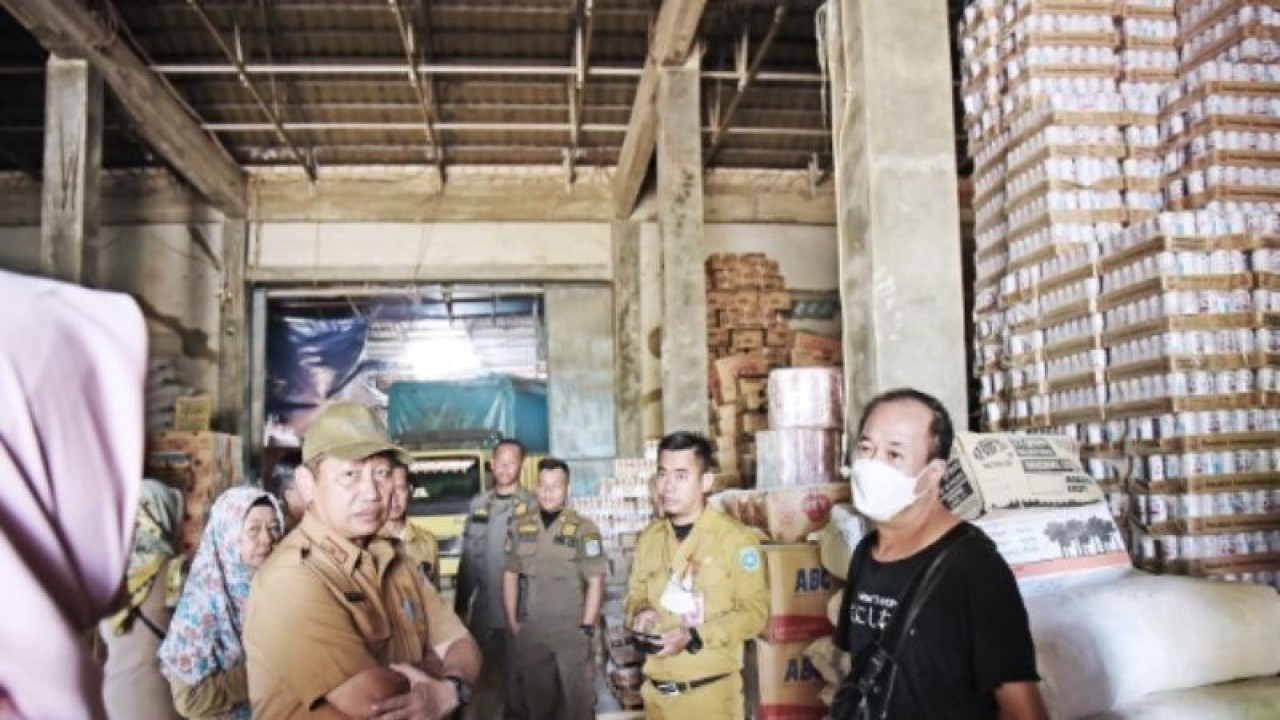 Ketua TPID Kabupaten Bangka Barat M. Soleh (bertopi) memantau salah satu gudang di Mentok. (ANTARA/HO-Diskominfo Bangka Barat)