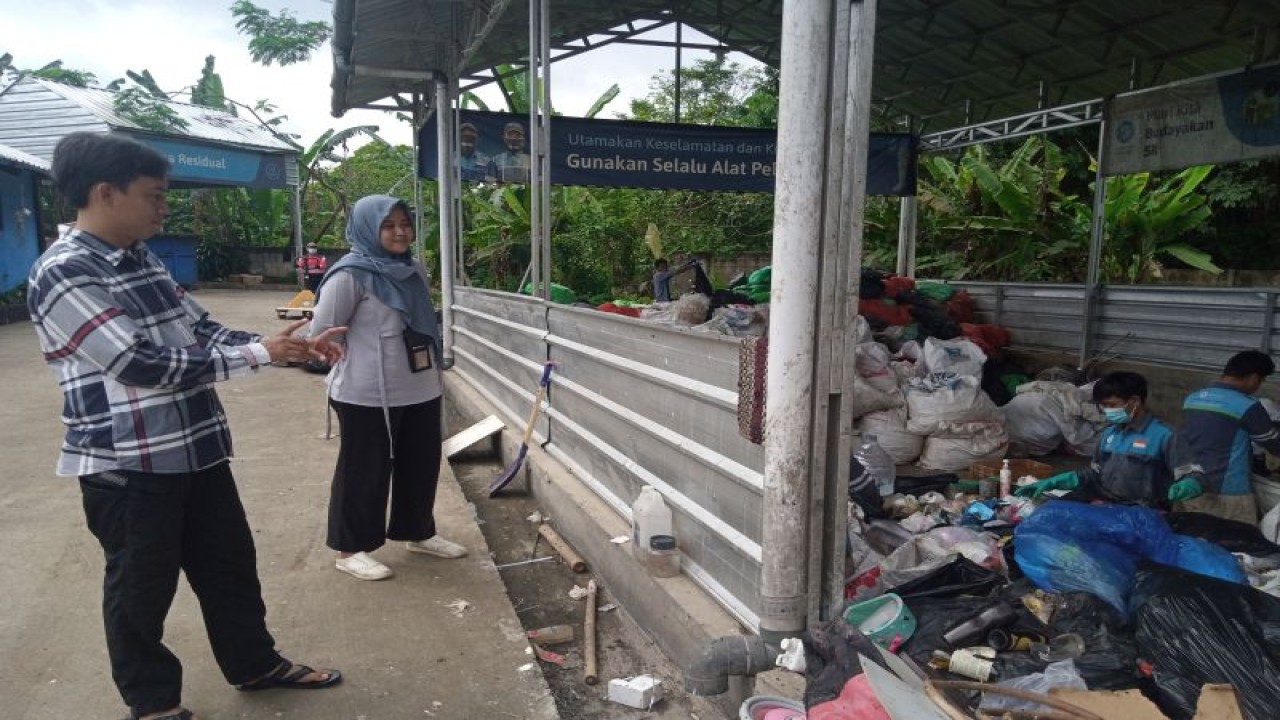 Dua pengawas dari Waste4Change, Ibrahim dan Yessi, tengah mengawasi pemilahan sampah di TPST Perumahan Telaga Kahuripan, Kamis (16/3). Perumahan itu sudah menerapkan pemilahan sampah di tingkat rumah tangga. ANTARA/Budhi Santoso