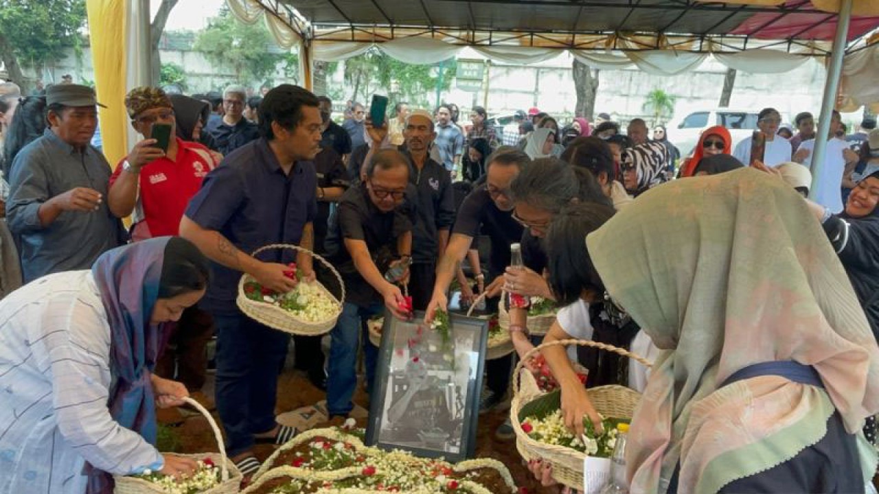 Prosesi tabur bunga oleh keluarga almarhum Nomo Koeswoyo di TPU Jeruk Purut, Jakarta Selatan, Kamis (16/3/2023) (ANTARA/Lifia Mawaddah Putri)