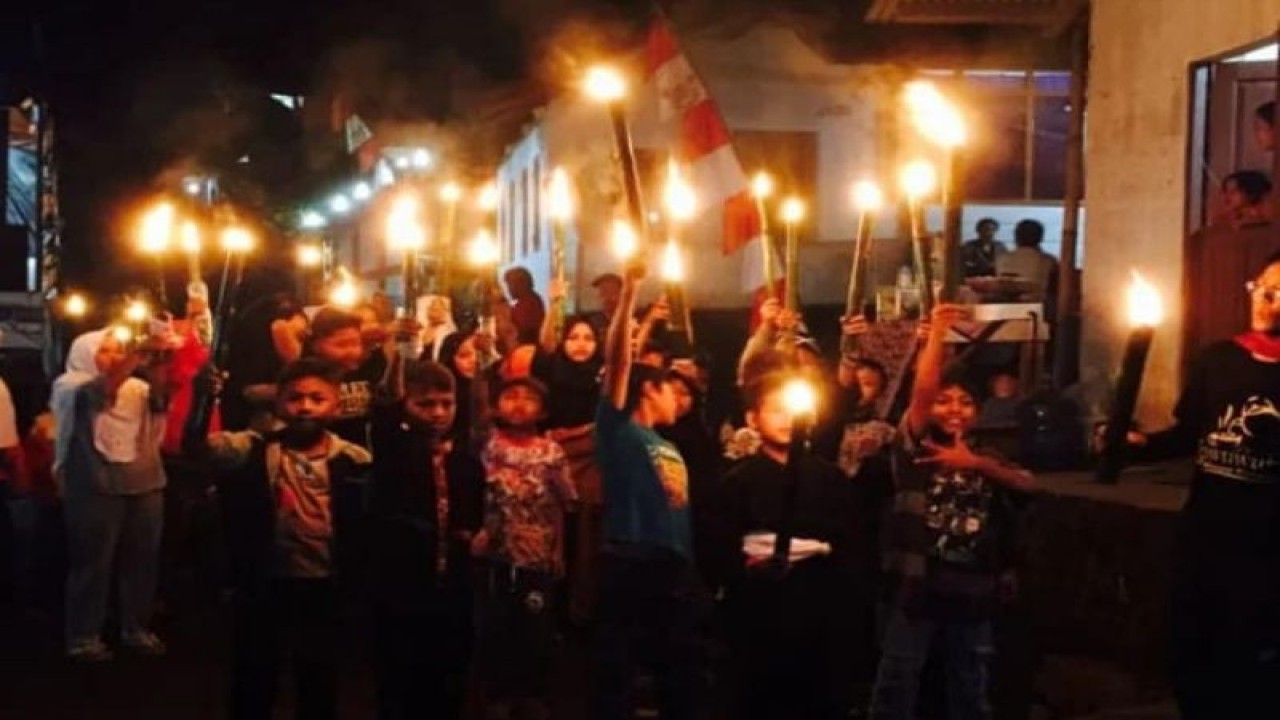 Sejumlah warga melakukan prosesi tradisi Ngawuwuh khas Kecamatan Sucinaraja, Kabupaten Garut, Jawa Barat. (ANTARA/HO-Disparbud Garut)