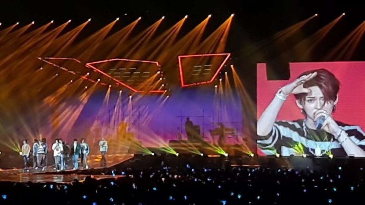 Grup idola K-pop Treasure dalam gelaran konser "2023 Treasure Tour (Hello) in Jakarta" pada Sabtu (18/3/2023) di ICE BSD, Tangerang. Mereka akan melangsungkan konser serupa pada 19 Maret 2023. (ANTARA/Lia Wanadriani Santosa)