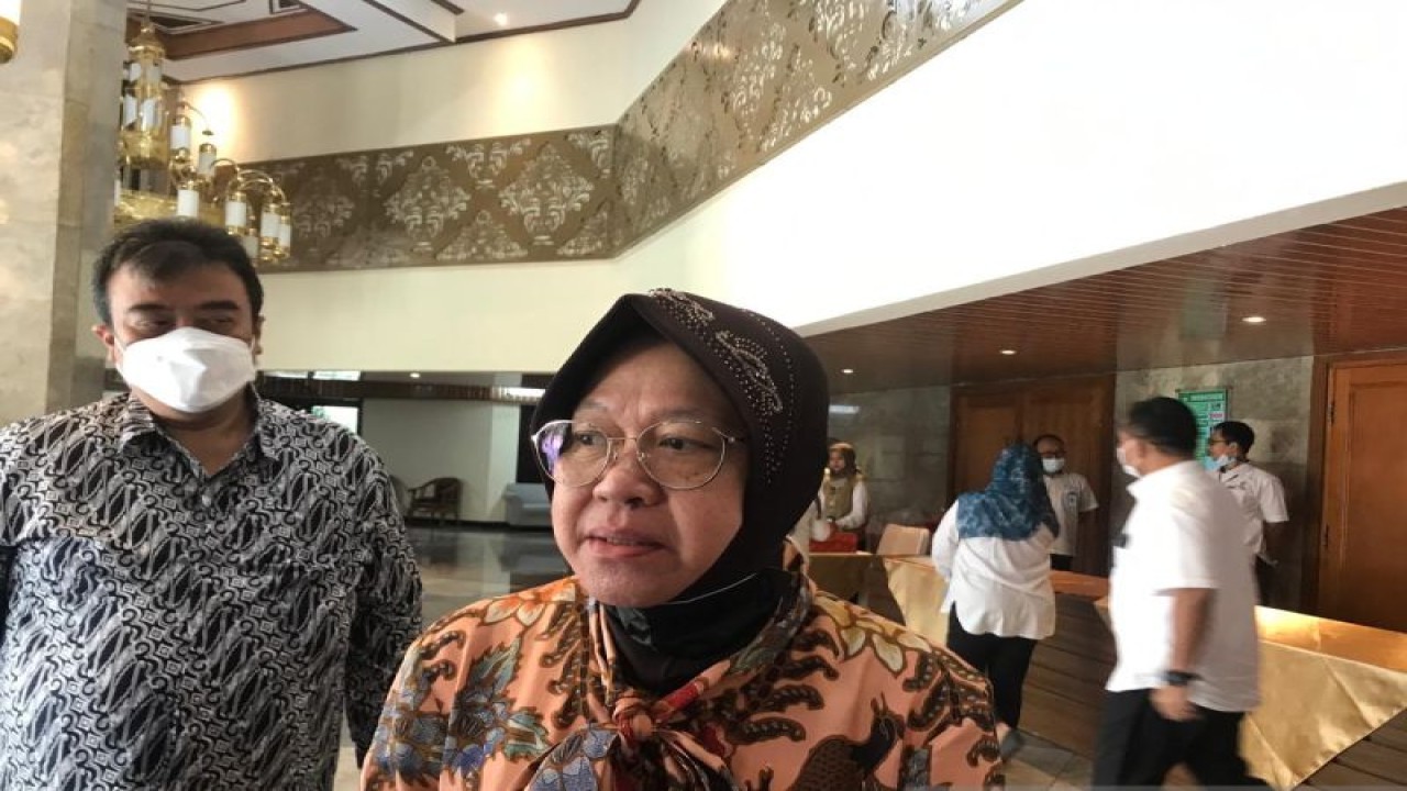 Menteri Sosial Tri Rismaharini di Kantor Kementerian Sosial, Jakarta, Senin (6/3/2023), menyampaikan bahwa data calon penerima bantuan pangan sedang disiapkan. (ANTARA/Devi Nindy)