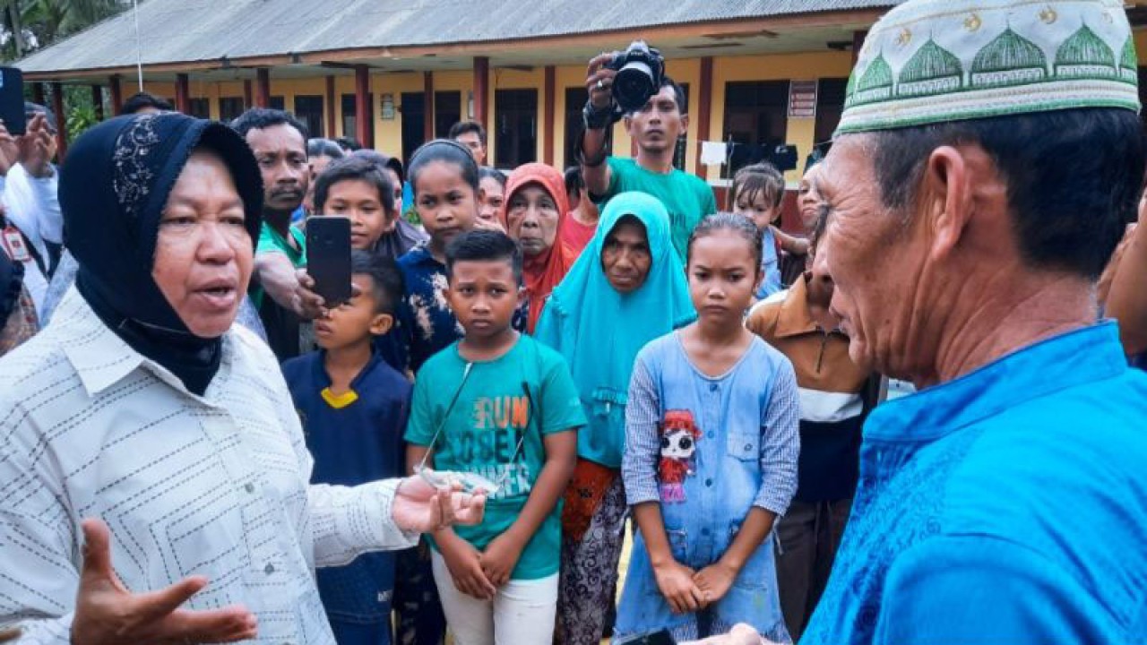 Menteri Sosial Tri Rismaharini saat mengunjungi pengungsi bencana tanah longsor di Desa Payak, Kecamatan Serasan Timur, Natuna, Kepri, Jumat (10/3/2023). (ANTARA/Cherman)