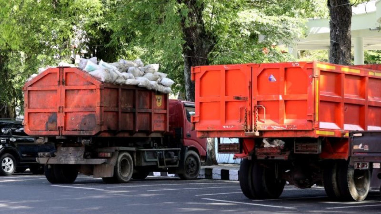 Truk pengangkut sampah di Tanah Datar. (ANTARA/Etri Saputra)